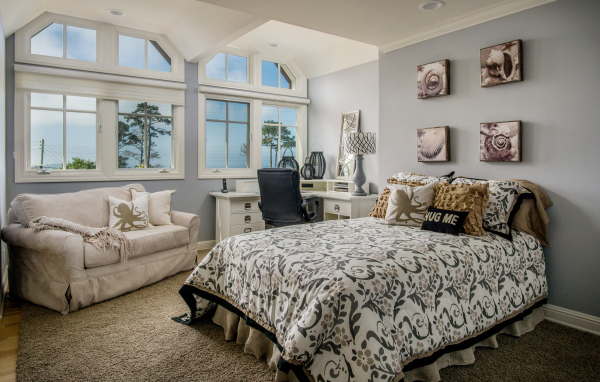 Уютная спальная комната с интерьером на морскую тематику