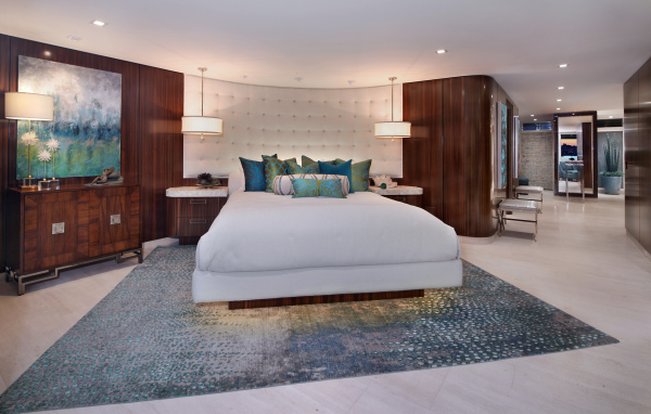 Большая кровать с белым покрывалом в спальне в коричневых тонах