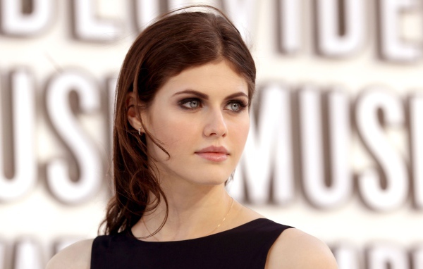 Актриса Александра Даддарио с красивыми голубыми глазами