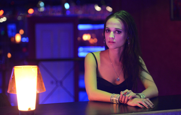 Актриса Алисия Викандер с красивыми украшениями на руках