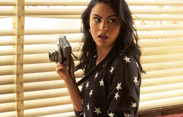 Актриса Камила Мендес с фотоаппаратом в руках