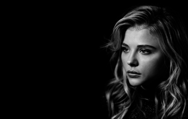 Актриса Хлоя Грейс Морец черно белое фото