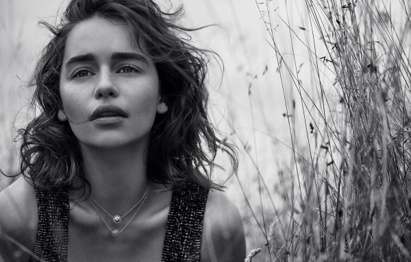 Актриса Эмилия Кларк, черно белое фото 