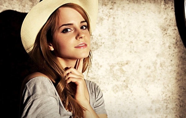 Актриса Эмма Уотсон в шляпе 