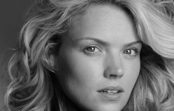 Актриса Эрин Ричардс черно - белое фото