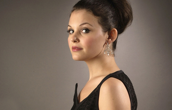 Актриса Джиннифер Гудвин с красивой прической 