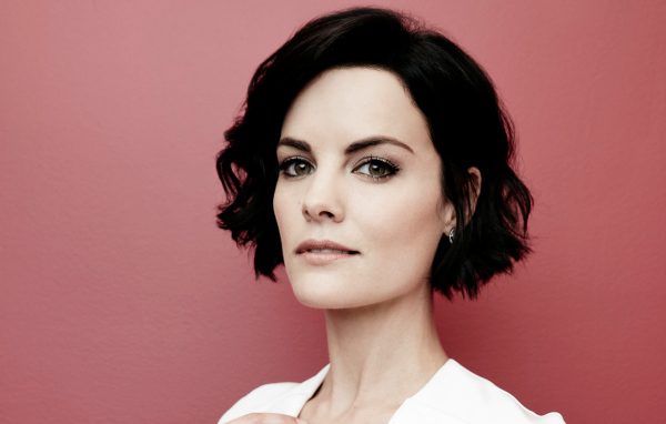 Актриса Джейми Александр,  фото на розовом фоне 