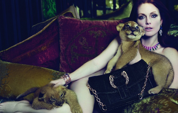 Актриса Джулианна Мур лежит на диване с маленькими львятами