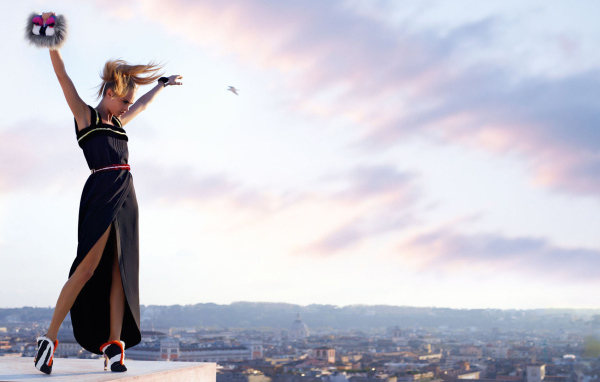 Актриса Кара Делевинь в черном платье на фоне неба 