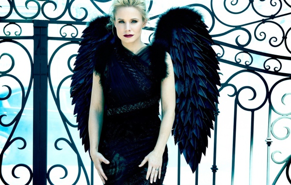 Актриса Кристен Белл в черном платье с крыльями 