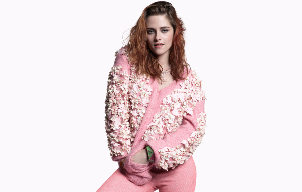 Актриса Кристен Стюарт в розовом костюме на белом фоне