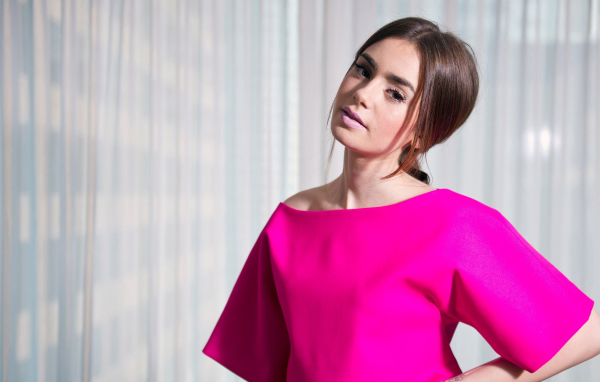 Актриса Лили Коллинз в красивом розовом платье