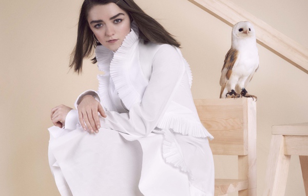 Актриса Мэйси Уильямс в белом платье с совой