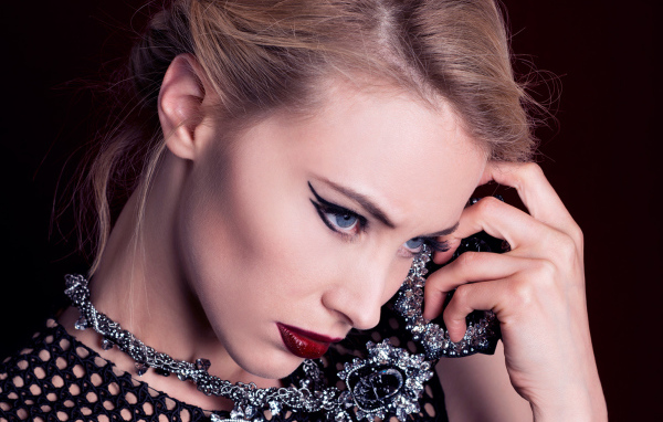 Актриса Сара Гадон с ярким макияжем 