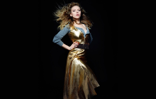 Актриса Скарлетт Йоханссон в красивом платье на черном фоне