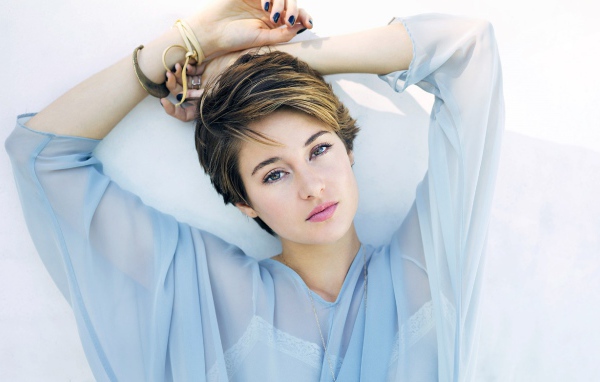 Актриса Шейлин Вудли с короткой стрижкой 