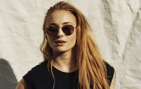 Актриса Софи Тёрнер в солнечных очках