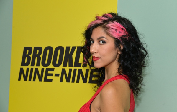 Актриса Стефани Беатрис с черными волосами