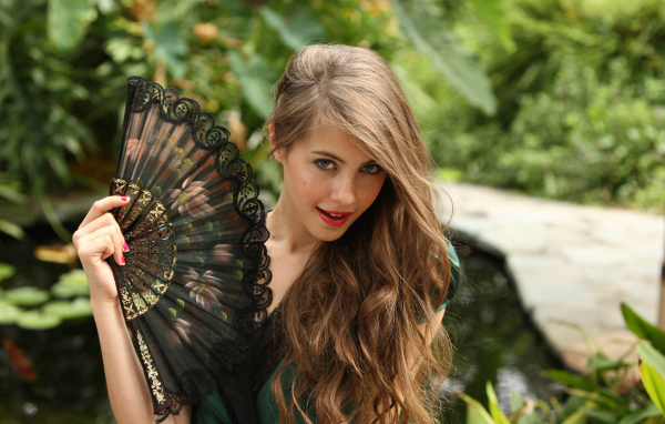 Актриса Уилла Холланд с веером 