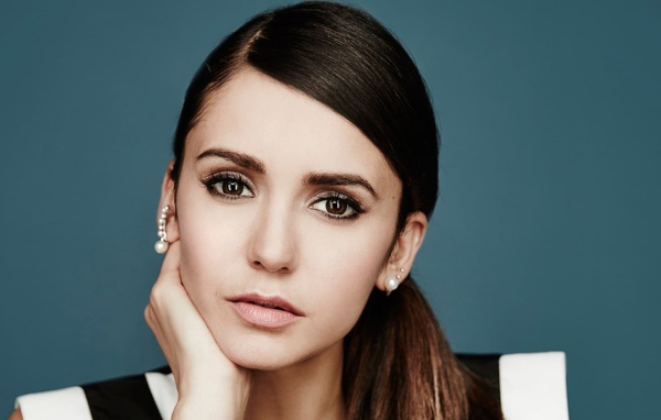 Актриса брюнетка Нина Добрев с карими глазами 