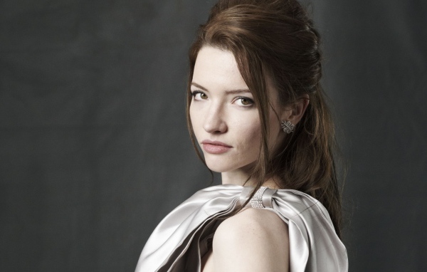 Актриса брюнетка Талула Райли 