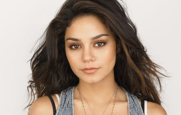 Актриса брюнетка Ванесса Хадженс 