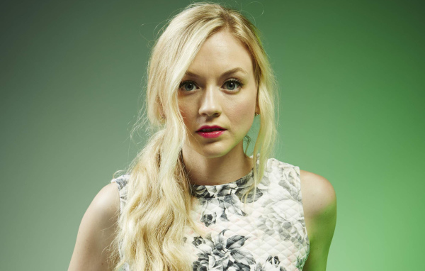 Американская актриса блондинка Эмили Кинни 