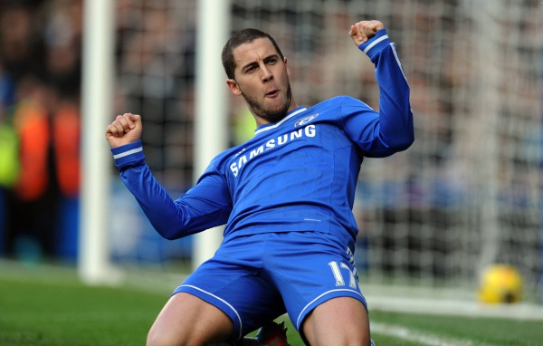 Атакующий полузащитник  Эден Хазард радуется на поле