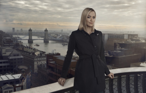 Австралийская актриса Ивонн Страховски в черном пальто