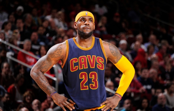 Баскетболист Леброн джеймс на поле 