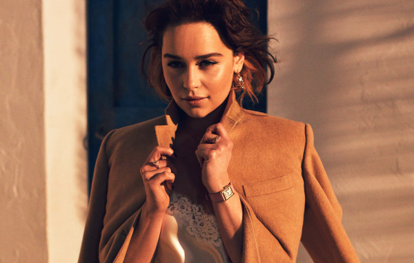 Красивая актриса Эмилия Кларк в пальто