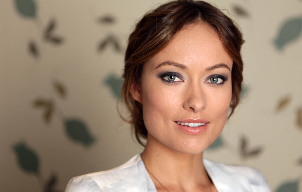 Красивая актриса Оливия Уайлд с очаровательной улыбкой 