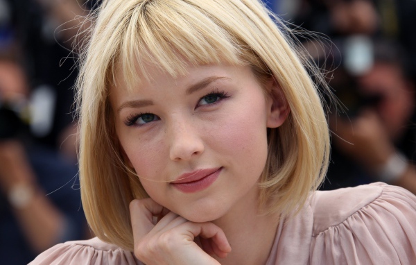 Красивая блондинка, актриса Хейли Беннетт