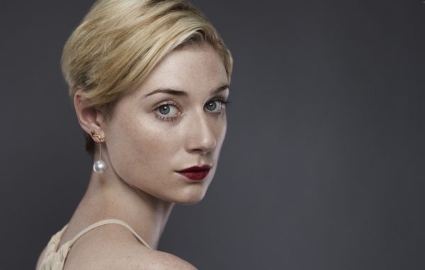 Красивая блондинка актриса Элизабет Дебики, фото на белом фоне