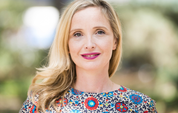 Красивая блондинка актриса Жюли Дельпи