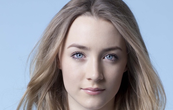 Красивая голубоглазая актриса Сирша Ронан с нежным взглядом