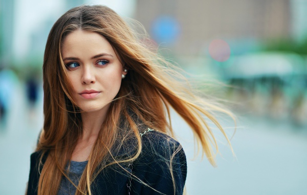 Красивая голубоглазая девушка актриса Кристина Базан