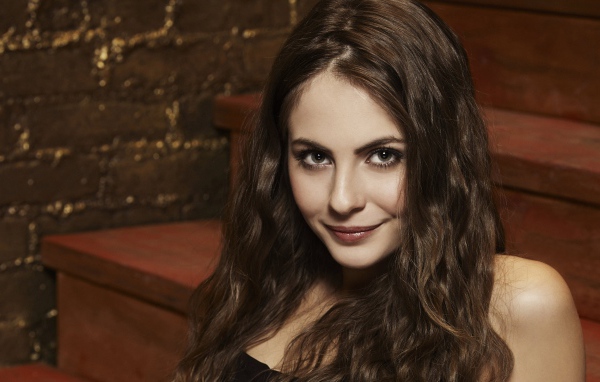 Красивая брюнетка, актриса Уилла Холланд