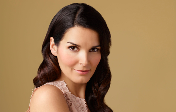 Красивая брюнетка актриса Энджи Хэрмон 