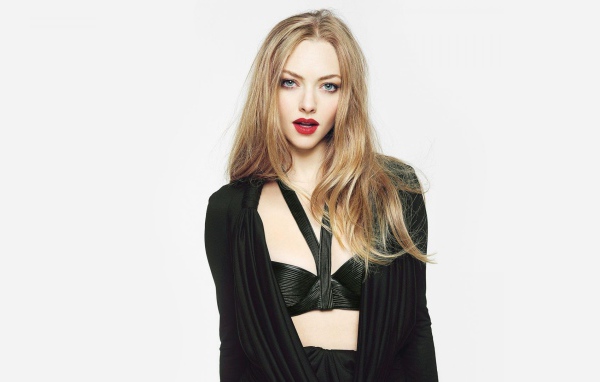 Красивая девушка Аманда Сейфрид, фото на белом фоне 