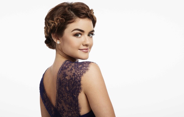 Красивая девушка актриса Люси Хейл 