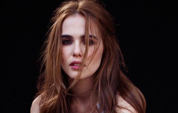 Красивая девушка актриса Зои Дойч, фото на черном фоне