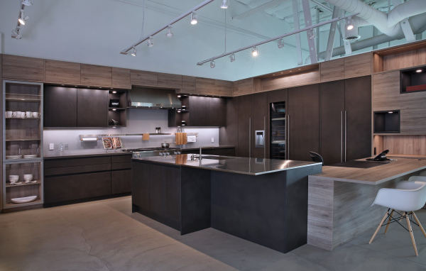 Красивая кухня с деревянными поверхностями и светлым потолком