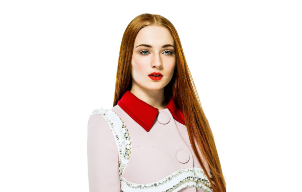 Красивая рыжеволосая актриса Софи Тёрнер фото на белом фоне