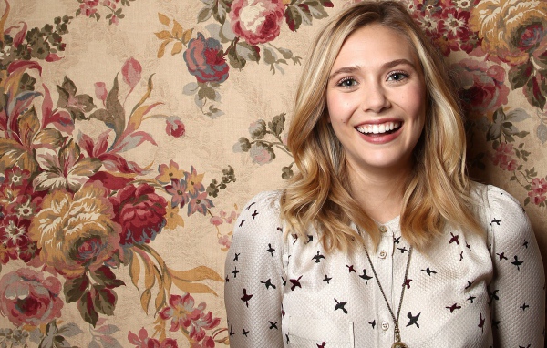 Красивая улыбающаяся актриса Элизабет Олсен