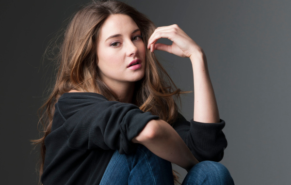 Красивая молодая актриса Шейлин Вудли 