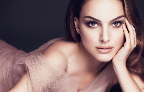 Красивая молодая брюнетка актриса Натали Портман