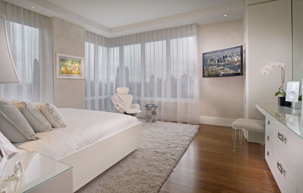 Спальня в белой цветовой гамме с большими окнами 