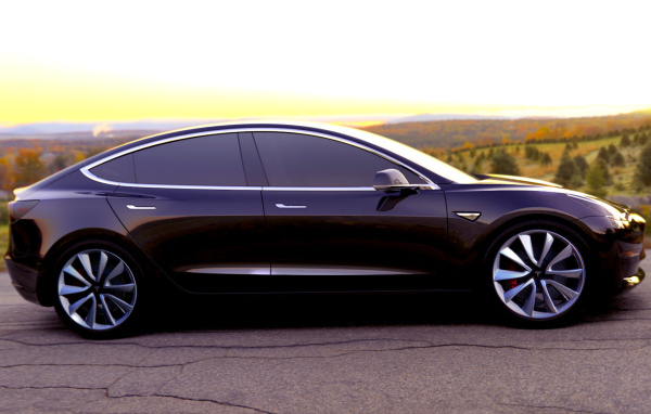 Черный электромобиль Tesla Model-3 2017 год 