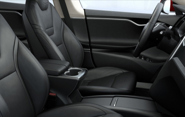 Черный кожаный салон электромобиля Tesla Model S 